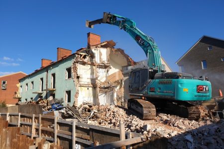 Rivning och sanering av hyresfastighet i Varberg